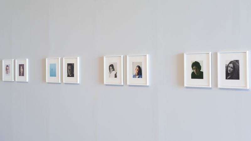 Profundiza en las obras: a.k.a., 2008-2009 15 pares de fotografías impresas en papel con inyección de tinta Cortesía de la artista y Hauser & Wirth